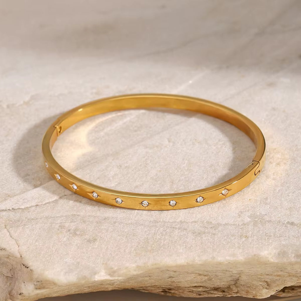 18k Gold Clasp Bangle