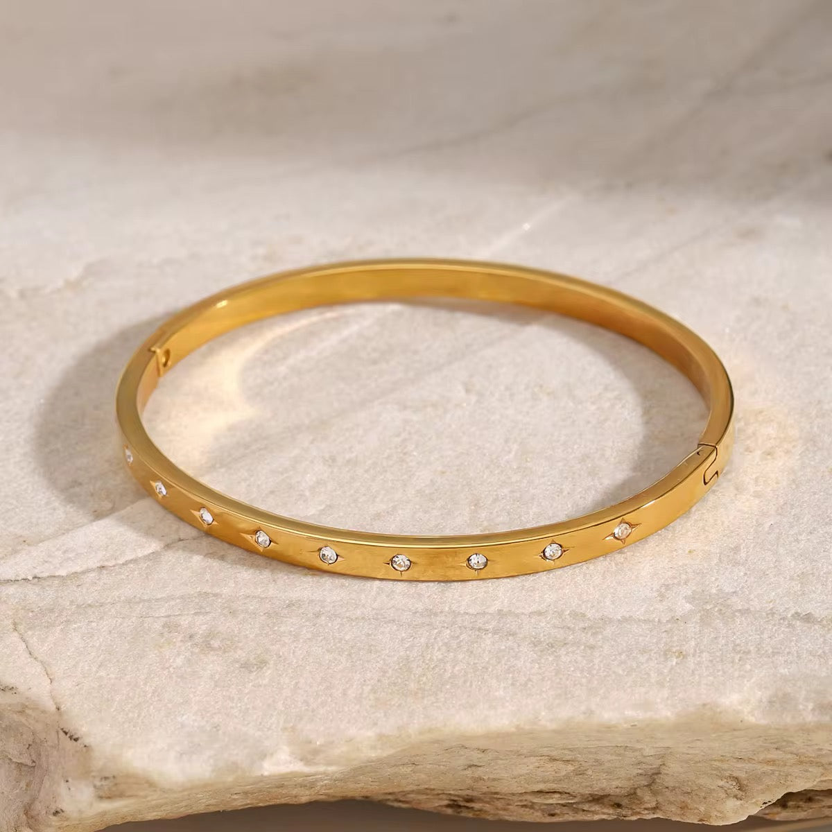 18k Gold Clasp Bangle